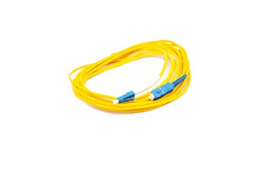 Beyaz arka plan üzerinde izole sarı fiber optik kablo
