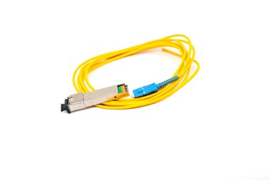 Beyaz arka plan üzerinde izole sarı fiber optik kablo