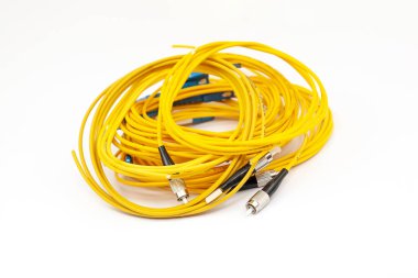 Beyaz arka plan üzerinde izole sarı fiber optik kablo