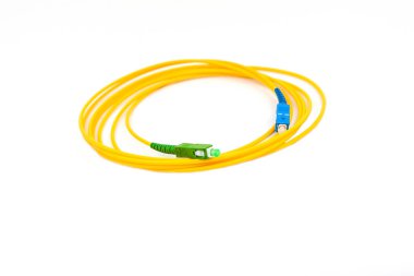Beyaz arka plan üzerinde izole sarı fiber optik kablo