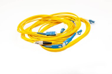 Beyaz arka plan üzerinde izole sarı fiber optik kablo