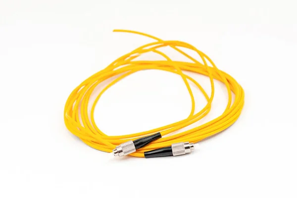 黄色光纤电缆隔离在白色背景上 — 图库照片