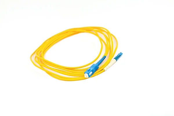 Beyaz Arka Plan Üzerinde Izole Sarı Fiber Optik Kablo — Stok fotoğraf