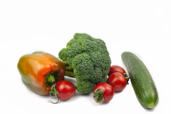 Verse Broccoli Komkommer Peper Tomaten Witte Achtergrond Gezond Voedsel Concept — Stockfoto