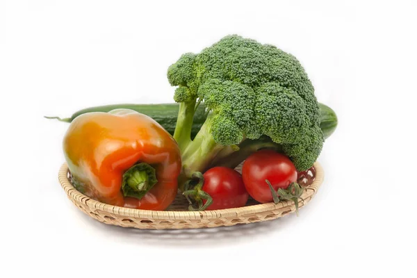 Verse Broccoli Komkommer Peper Tomaten Een Rieten Mandje Witte Achtergrond — Stockfoto