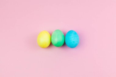 Paskalya pembesi kompozisyon. Pastel pembe arka planda Paskalya yumurtaları. Minimum Paskalya konsepti. Düz konum, üst görünüm, kopyalama alanı.