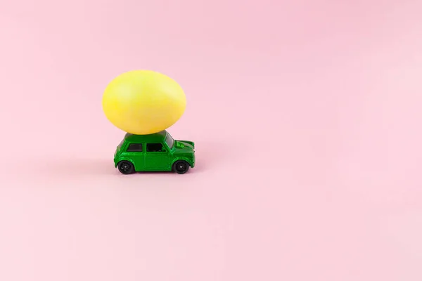 Spielzeuggrünes Auto Mit Osterei Auf Dem Dach Osterkarte Mit Platz — Stockfoto