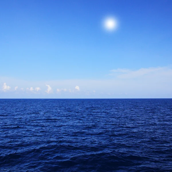 Μπλε θάλασσα και φόντο του ουρανού μπλε — Φωτογραφία Αρχείου
