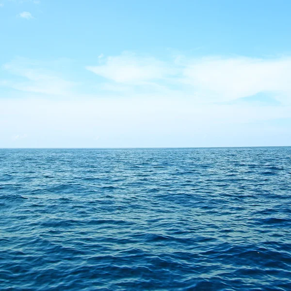 Cielo azul y paisaje marino Imágenes de stock libres de derechos