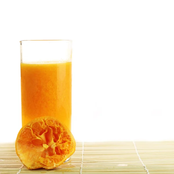 Suc proaspăt de portocale într-un pahar — Fotografie, imagine de stoc