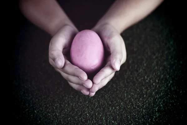 Hand holing ester egg — Stock Photo, Image