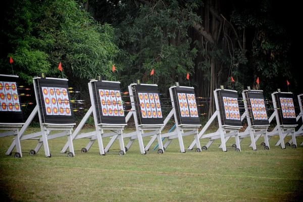 Archery target with arrow — Stock Photo, Image