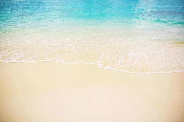 Spiaggia e mare tropicale — Foto Stock