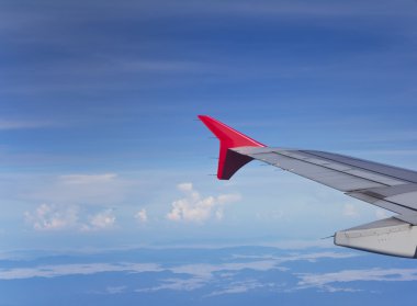 Mavi gökyüzü arka plan üzerinde uçağın kanat,