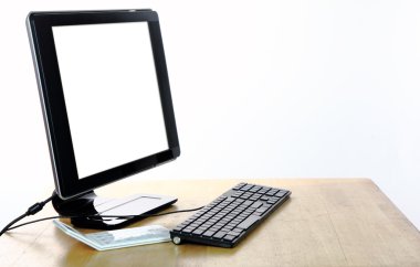 ahşap masa üstünde bilgisayar