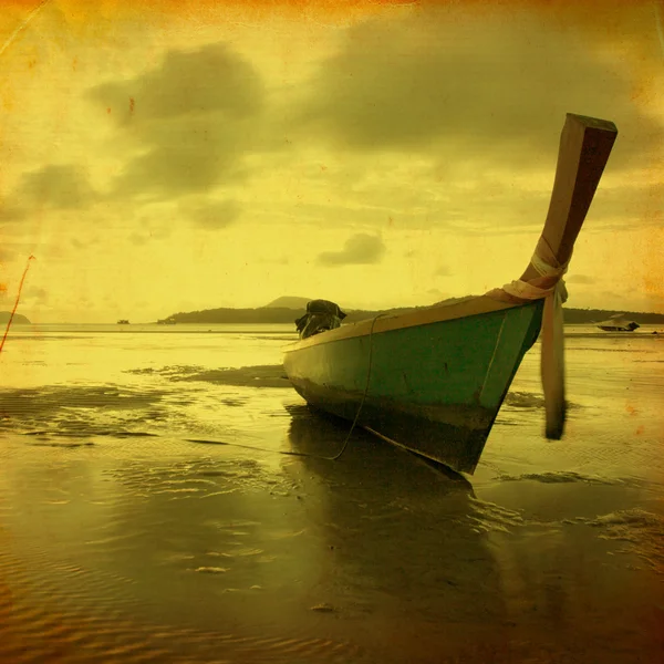 Plage rétro avec bateau à queue longue — Photo