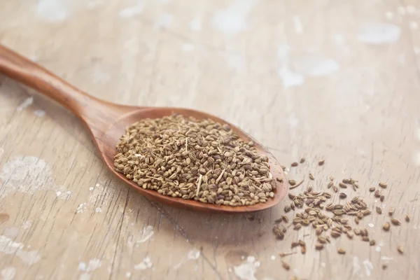 Graines de cumin dans une cuillère en bois — Photo