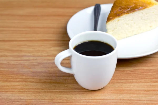 Schwarzer Kaffee und Kuchen — Stockfoto