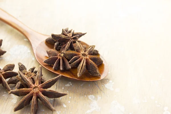 Anise estrelas colher de madeira — Fotografia de Stock