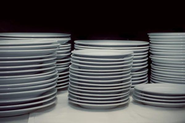 Πιάτα σε λευκό χαρτοπετσέτα — Φωτογραφία Αρχείου