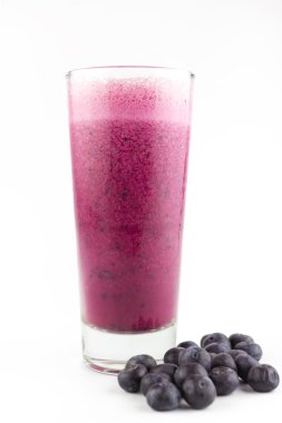 ile beyaz zemin üzerine taze yaban mersini Blueberry smoothie 