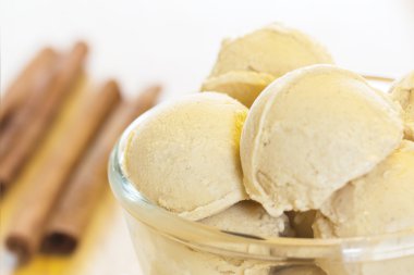 tarçın ile ev yapımı tarçınlı dondurma