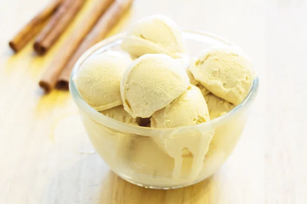 Home made cinnamon ice cream with cinnamon — Stock Photo, Image