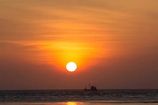 Solnedgång på stranden — Stockfoto