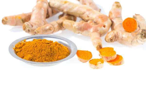 Zerdeçal tozu ve taze zerdeçal kökü.