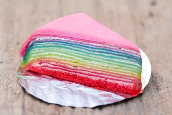 虹のクレープ ケーキのカラフルなレイヤーの詳細 — ストック写真