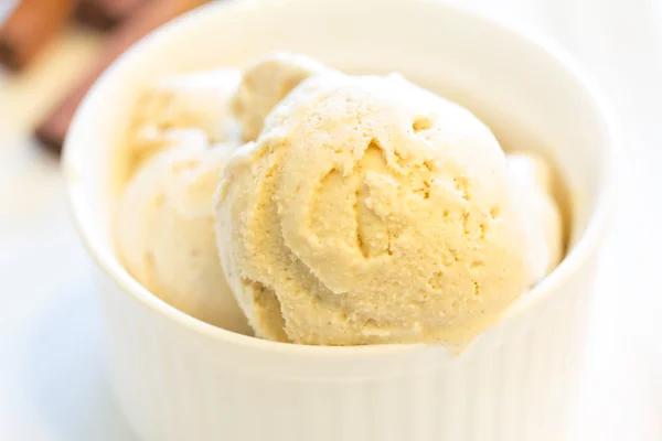 Cuillère de crème glacée à la cannelle maison — Photo