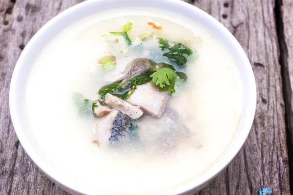 Tazón de pescado y sopa de arroz salvaje con verduras — Foto de Stock