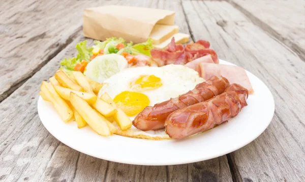 American  breakfast with fried eggs, bacon, sausages, toasts and — Stock Photo, Image