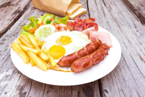 American  breakfast with fried eggs, bacon, sausages, beans, toa — Stock Photo, Image