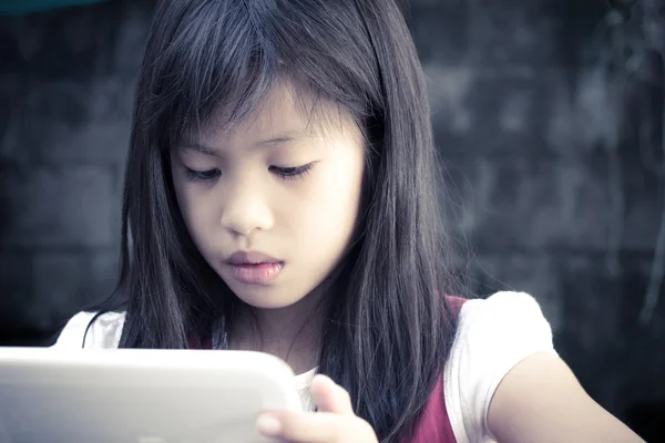 Child looks to the tablet computer — Stock Photo, Image