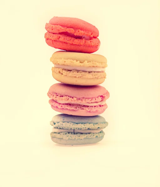 Macarrones franceses dulces y coloridos sobre fondo retro-vintage — Foto de Stock