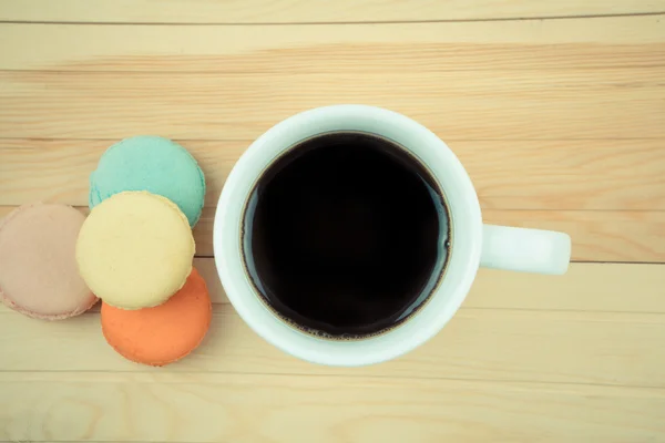 Bitterkoekjes met koffie op houten — Stockfoto