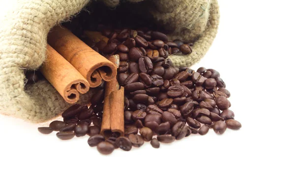 Granos de café y palitos de canela —  Fotos de Stock