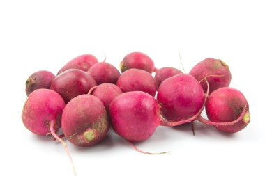 Beyaz arkaplanda küçük bahçe turpu 