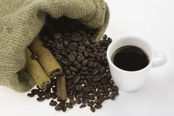 En kopp kaffe, och kanel, kaffebönor — Stockfoto