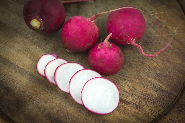 Organic Radishes on wood — Stock Photo, Image