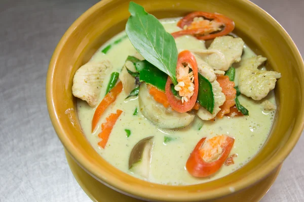 Tayland yemeği, yeşil körili tavuk çorbası. 