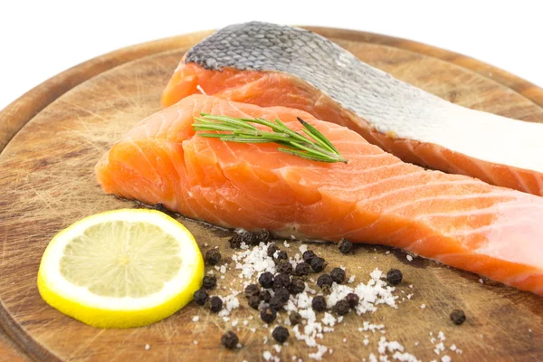 Salmon segar dengan rempah-rempah — Stok Foto
