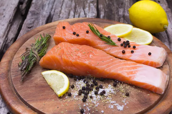 Baharatlı taze somon.