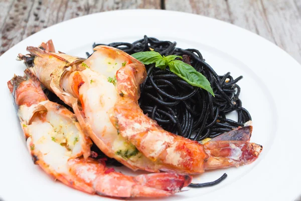 Черные спагетти с креветками — стоковое фото