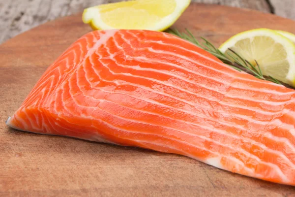 Close up Fresh salmon with spices on old wood — Stock Photo, Image