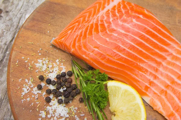 Close up Fresh salmon with spices on old wood — Stock Photo, Image