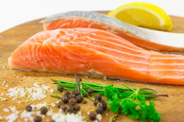 Verse zalm met kruiden op witte achtergrond — Stockfoto