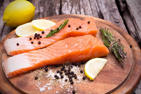 Close up Fresh salmon with spices on old wood — Stock Photo, Image