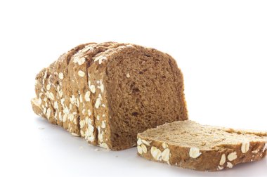 Beyaz arkaplanda tam tahıllı ekmek 